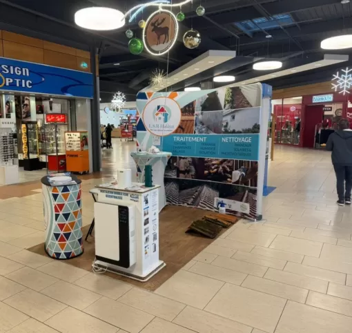 Stand dans la galerie marchande Auchan Biganos, Bassin d'Arcachon, LSR HABITAT