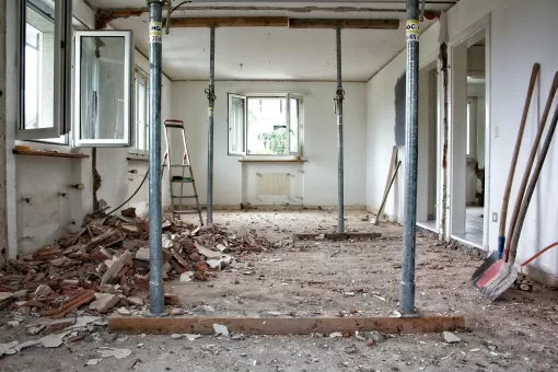 Combien de temps durent en général les travaux pour une rénovation complète de façade avec changement de revêtement dans le Val de l'Eyre ?, Bassin d'Arcachon, LSR HABITAT