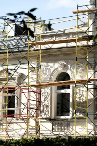 Comment préparer une façade avant l'application d'une peinture thermique pour garantir son efficacité à long terme sur le Bassin d'Arcachon ?, Bassin d'Arcachon, LSR HABITAT